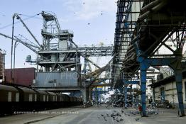 Image du Maroc Professionnelle de  Les Doc Silos au port de Casablanca, des installations modernes aspirant le blé directement dans les cales des navires couvrant 70% des besoins en grains du Maroc. 31 Décembre 2003. (Photo / Abdeljalil Bounhar)

 